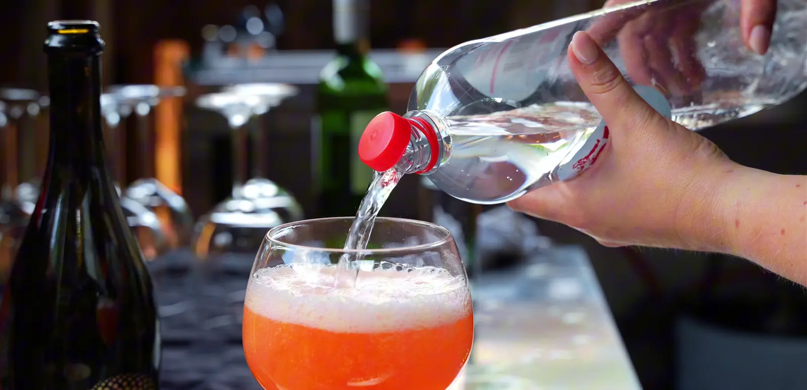Een Aperol Spritz wordt aangevuld met bruiswater