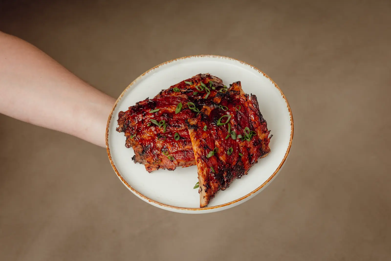 Gelakte spareribs op een bord