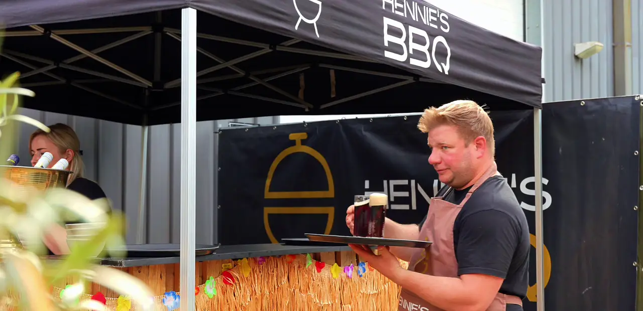Sfeerbeeld van een BBQ-catering van Hennie's BBQ