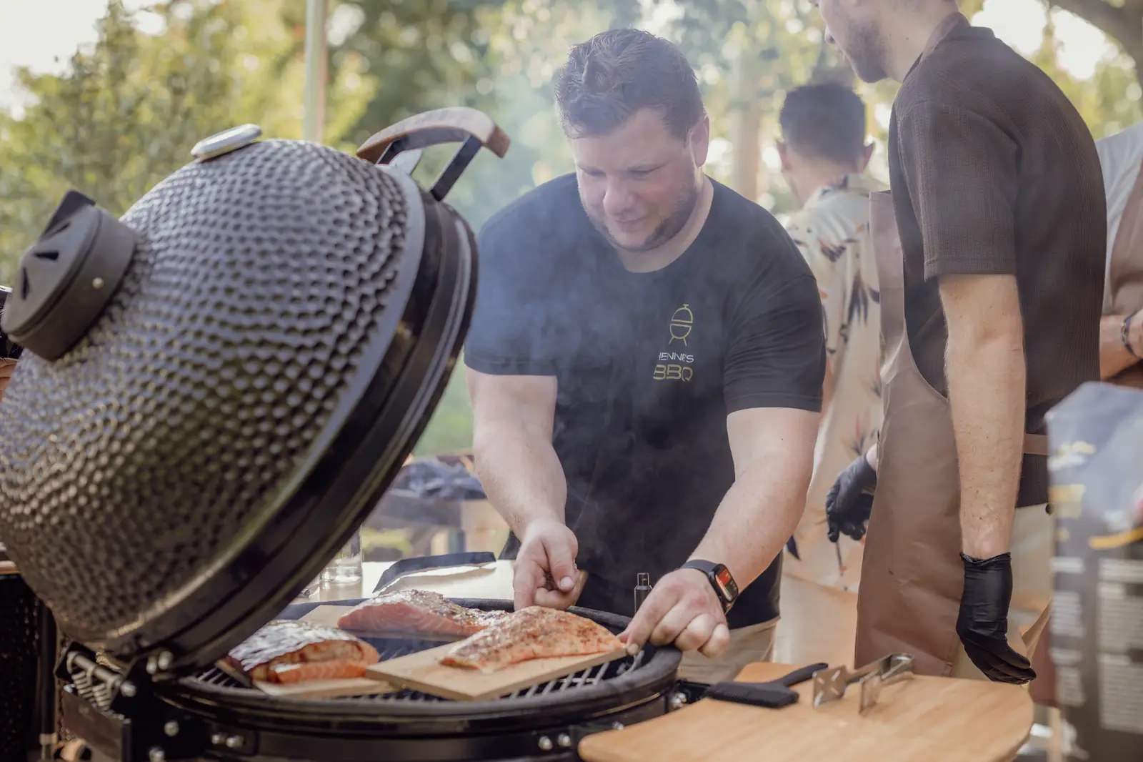 Een deelnemer grilt vlees op de Kamado tijdens de workshop